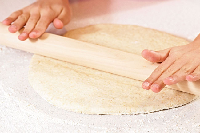 پهن کردن خمیر پیتزا با وردنه