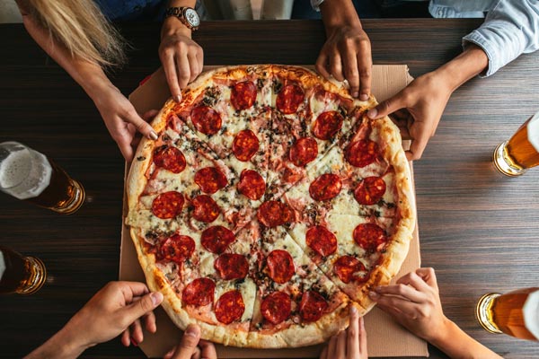 پیتزا یک غذای محبوب در جهان